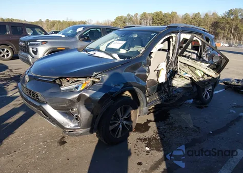2017 Toyota Rav4 Xle z USA, uszkodzony, nr VIN JTMRFREV3HD214645